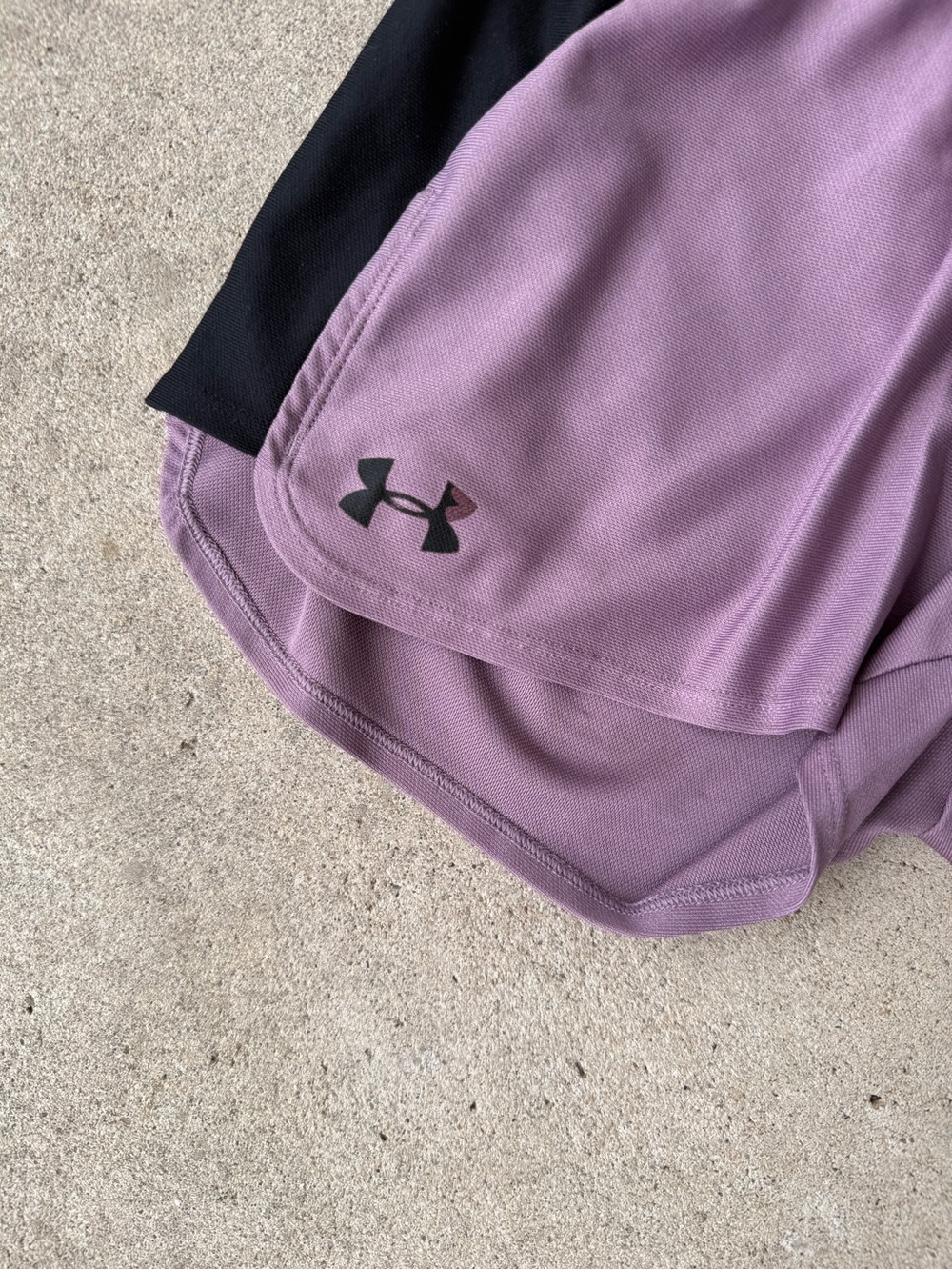 Under Armour Women’s Running Athletic Shorts Purple Black Size Medium - Picture 2 of 5